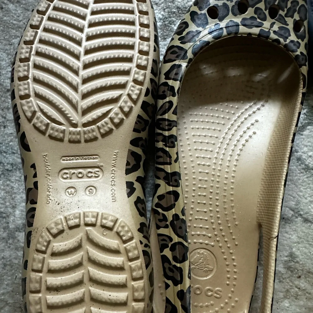 CROCS size 9 Women's Animal Print Flats - Picture 3 of 4